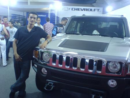 c est moi acote de la hummer  H3